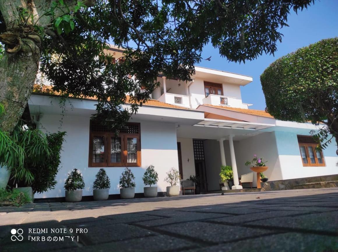 Bed & Breakfast Suriya Arana 2*